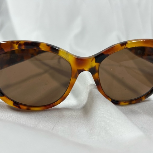Gucci Brown Tortoiseshell Sunglasses with Oval Shape - Picture 2 of 5